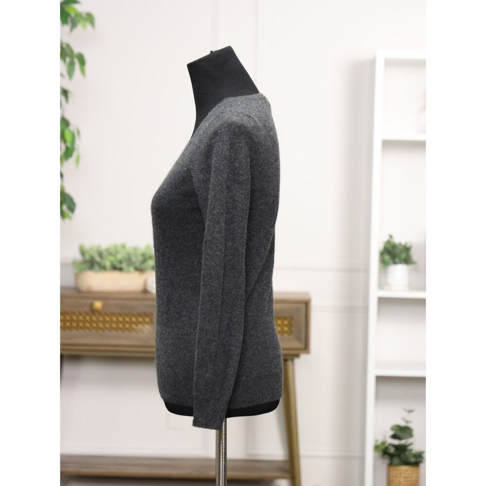Quiet Luxury Cashmere V-Neck Sweater C by Bloomingdale’s Charcoal Gray Capsule - Picture 7 of 13